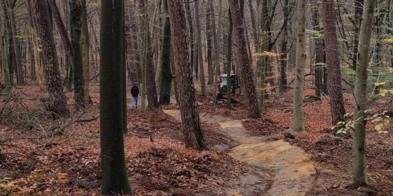 Mountainbike route Utrechtse Heuvelrug wordt onderhouden door vrijwilligers met graafmachine door vrijwilligers app