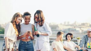 Mensen bezig met community maken op telefoon