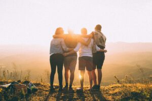 Vier mensen in een community die de ledenbetrokkenheid vergroten